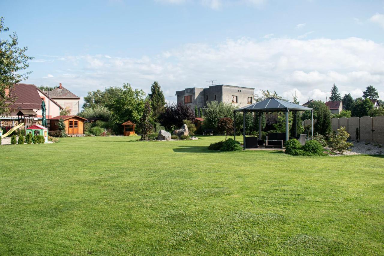 Hotel Hostinec A Penzion U Sv. Mikulase Hať Exterior foto